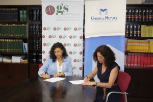 Carmen Barber y Amparo Máñez firman el convenio de colaboración entre Unión de Mutuas y el Colegio Oficial de Graduados Sociales de Castellón