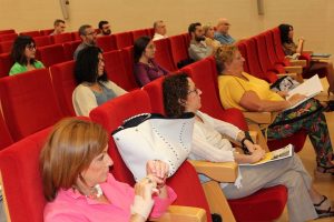 Profesionales escuchando en la Jornada de Autónomos de Unión de Mutuas y Femeval 