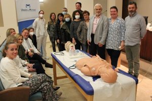 Grupo sanitarios de Unión de Mutuas Valencia en el curso de reanimación cardiopulmonar