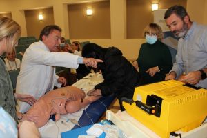 Médicos de Unión de Mutuas practicando la reanimación cardiopulmonar y desfibrilación