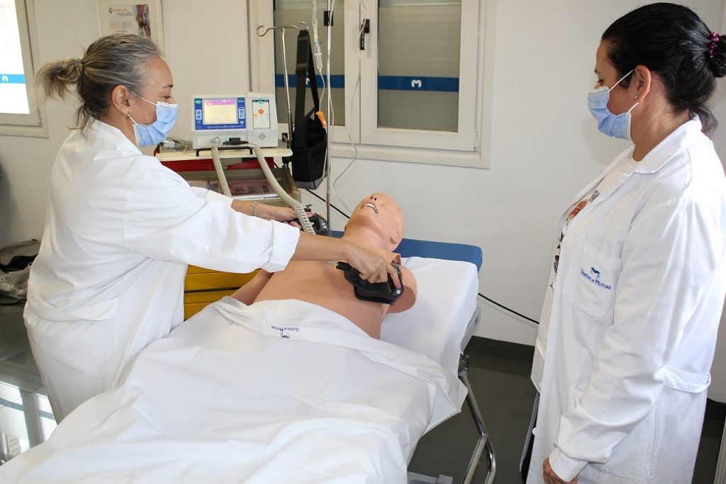 Médica de Unión de Mutuas practica técnica de reanimación cardiopulmonar y uso desfibrilador