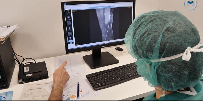 Médicos visualizan radiografia digitial Unión de Mutuas